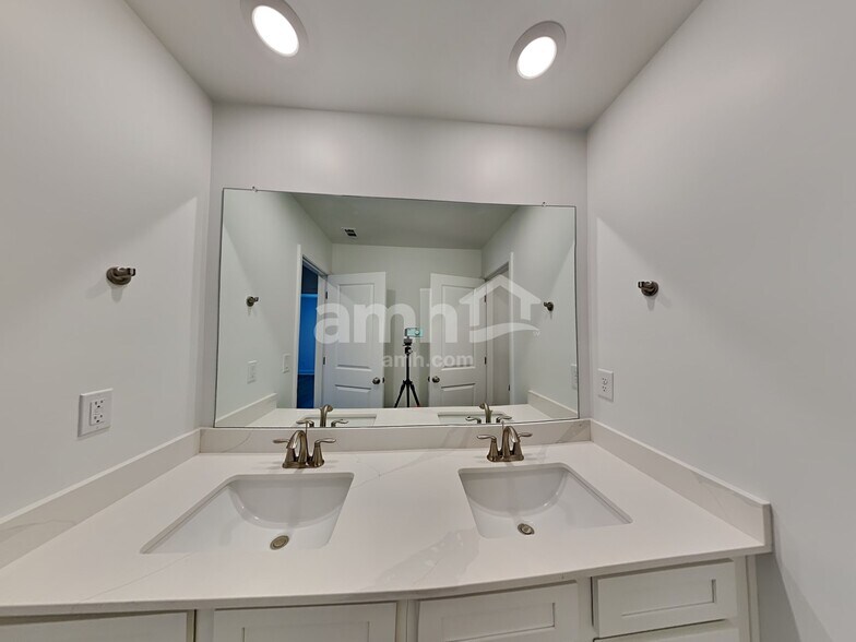 Building Photo - 56 Pointe Dr