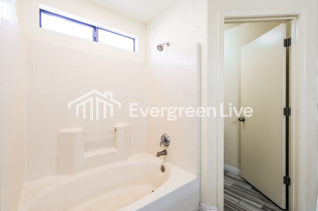 Building Photo - 1462 W Breakwell St