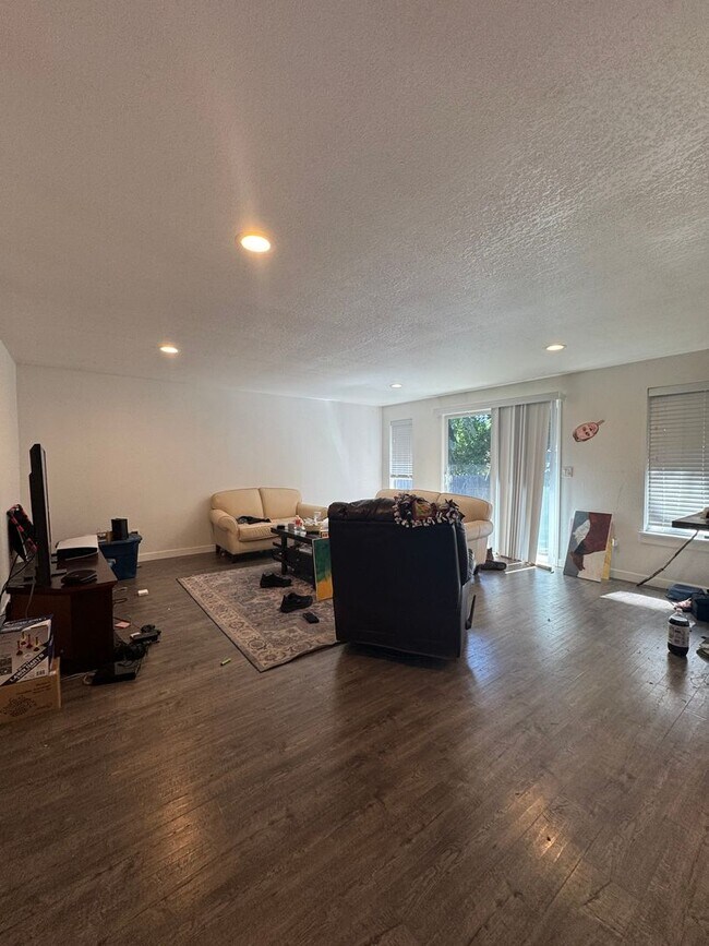Building Photo - 3-Bedroom Home for Rent