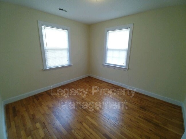 Building Photo - 601 E Willowbrook Dr
