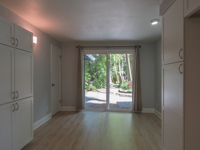 Building Photo - Gorgeous Ranch Style 3 Bedroom Home In Lake Oswego Available Now !!!