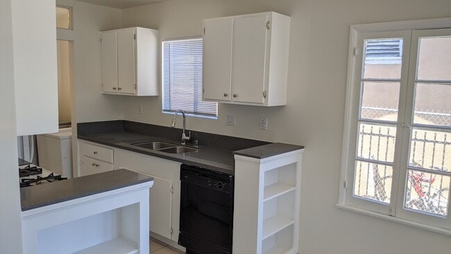 Building Photo - 2213 Carmona Ave