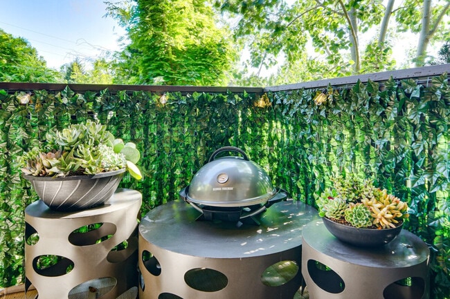 Building Photo - 1425 S Puget Dr