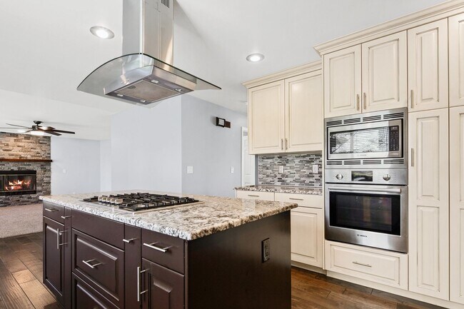 Building Photo - Parkside Paradise: Spacious 5-Bed Luxury in Hobble Creek