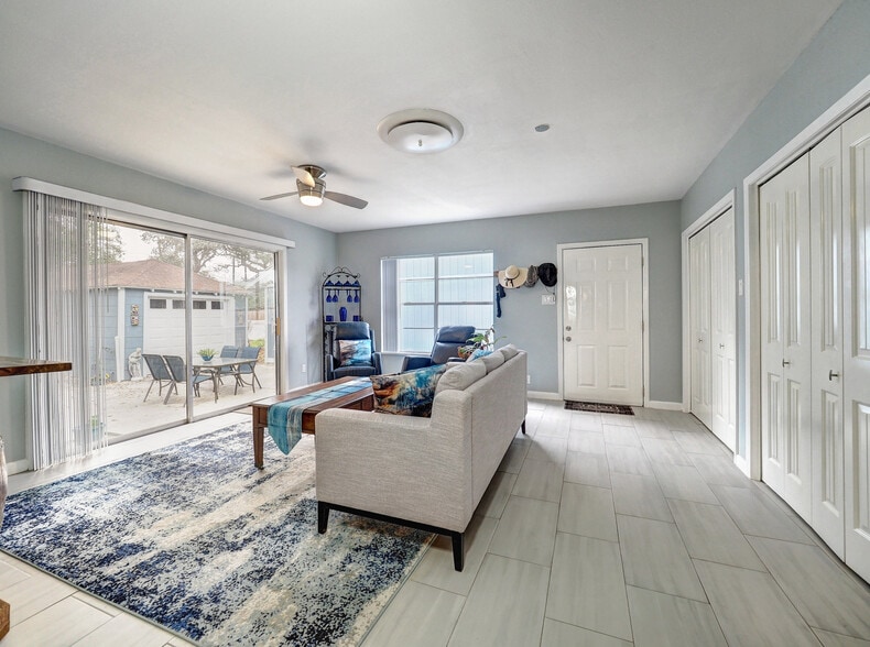 Building Photo - 341 W Greenwood Ave