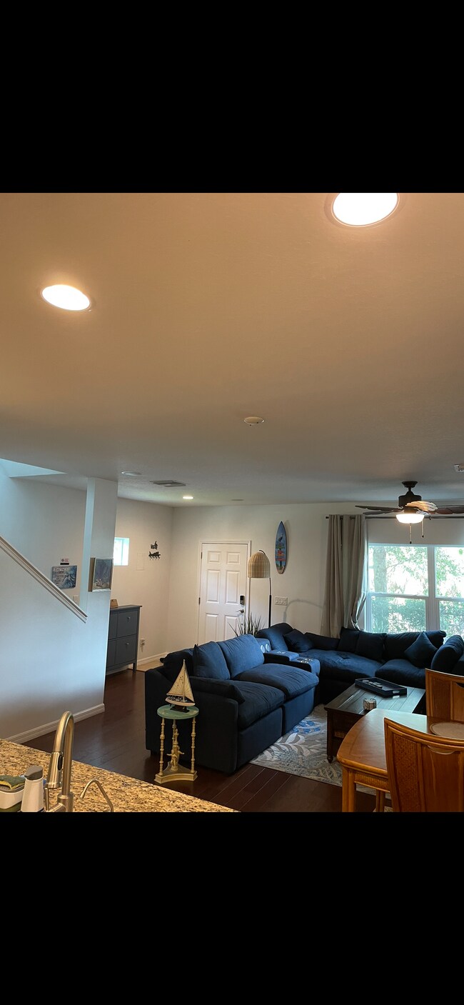 Building Photo - 118 N Fredrica Ave