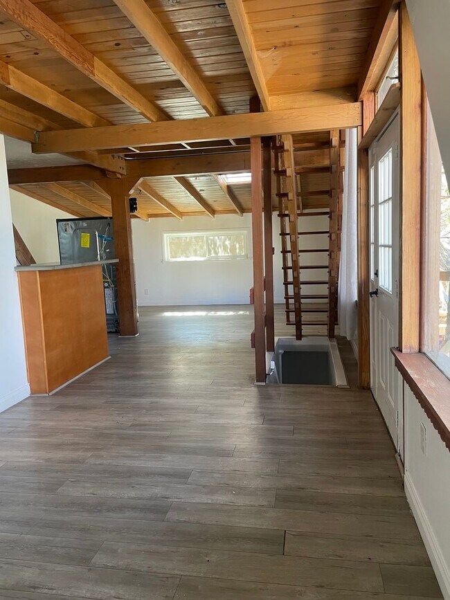 Building Photo - Minutes from Lake Arrowhead!