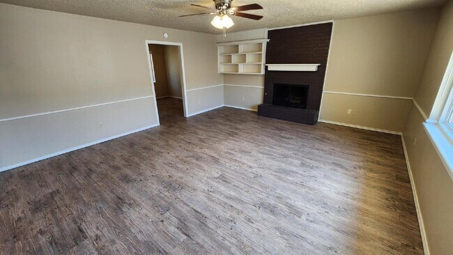 Building Photo - Half off first full month's rent/Southwest...