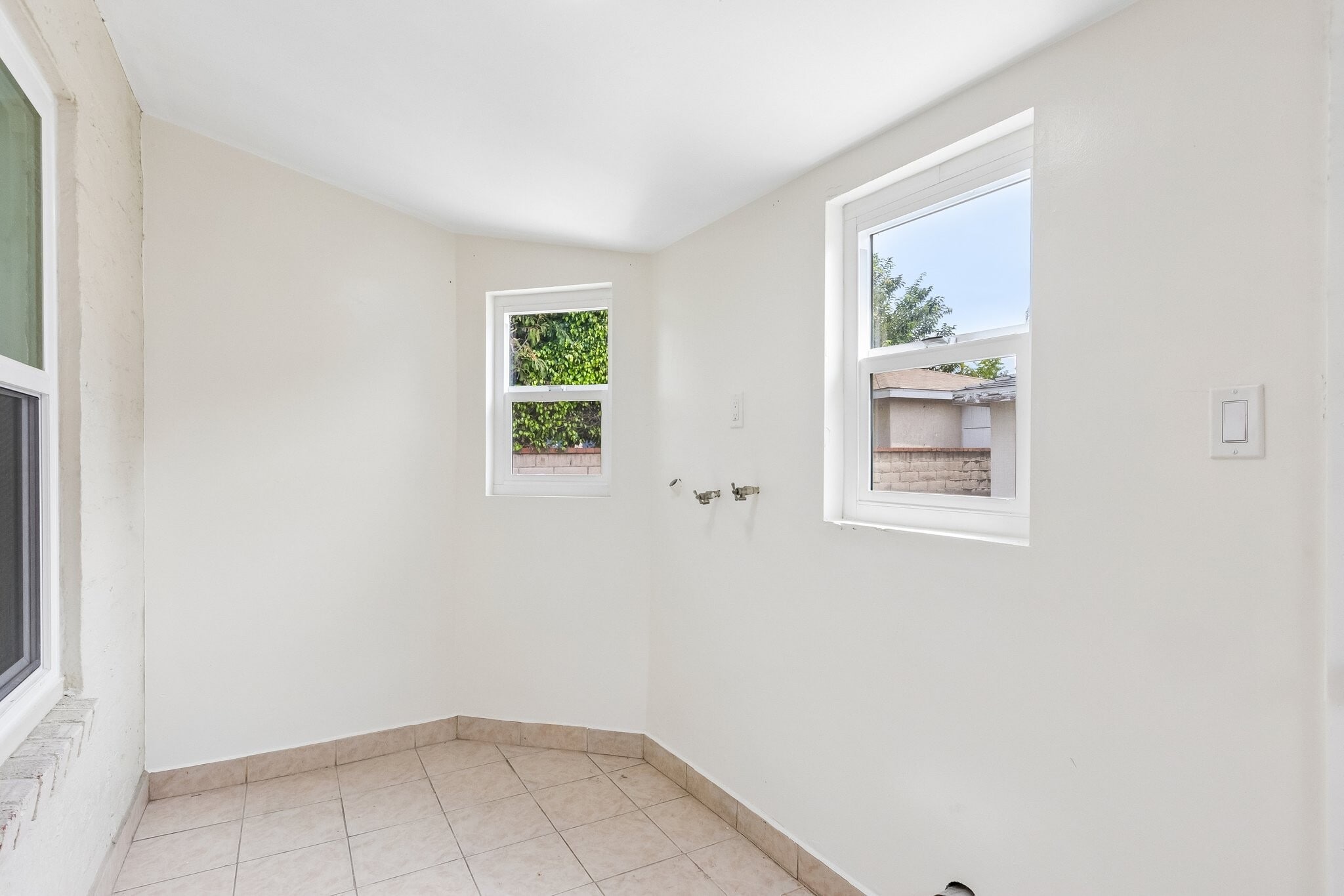 Laundry area with hookups - 5616 N Gladys Ave