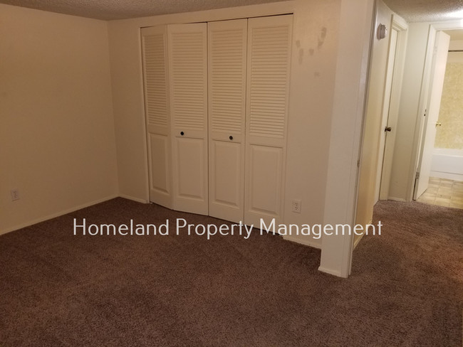 Building Photo - Fully Fenced 3 Bedroom Duplex