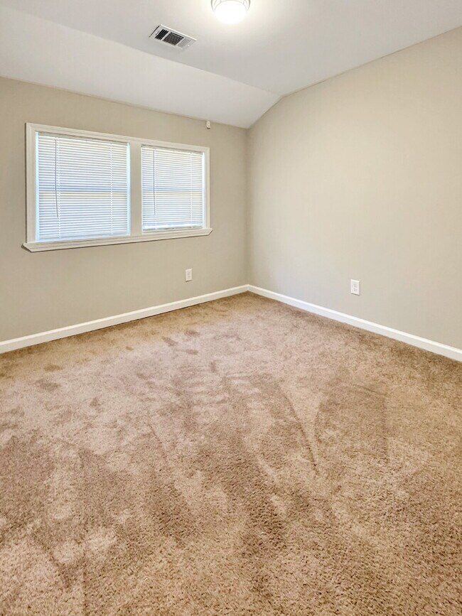 Building Photo - Newly Updated Jefferson Home with Spacious Backyard