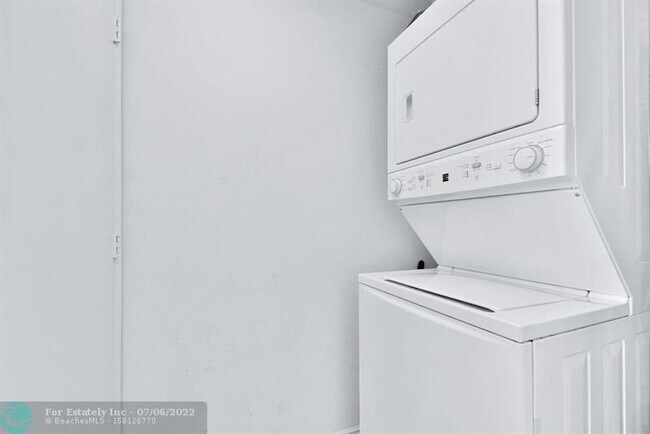 Building Photo - 475 Brickell Ave