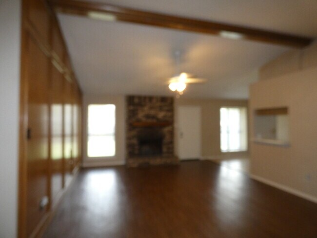 Building Photo - 8248 Meadowbrook Dr