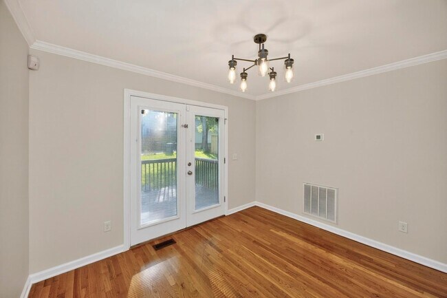 Building Photo - 907 11th Ave N