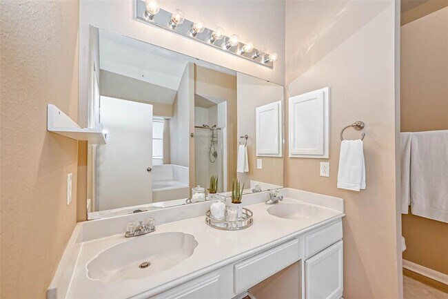 Building Photo - 14410 Cypress Meadow Dr