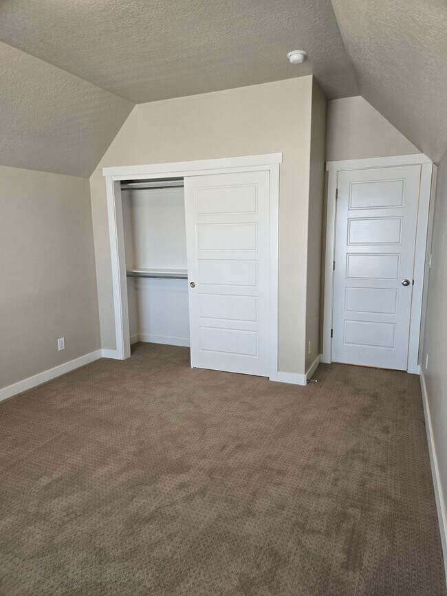 Building Photo - 2422 N Penstemon Wy