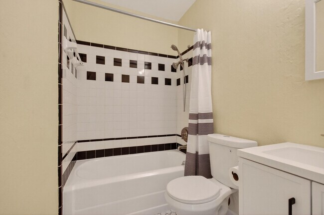 Building Photo - 817 N Palmway