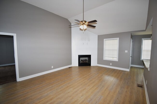 Building Photo - 3 Bedroom Pet Friendly Home For Rent in Chalet Hills!