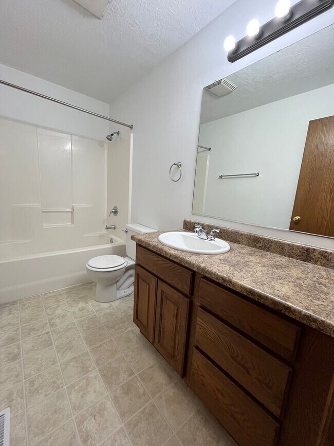 Building Photo - 3 Bed/2 Bath Home w/ Fenced in Yard!