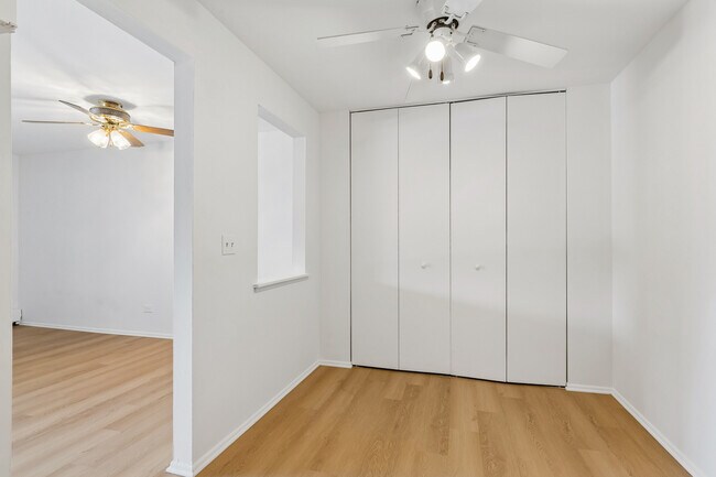 Building Photo - 2424 E Oakton St