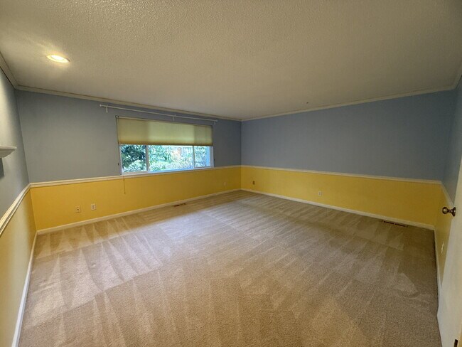 Building Photo - Spacious 4-Bedroom Retreat in Renton Available!