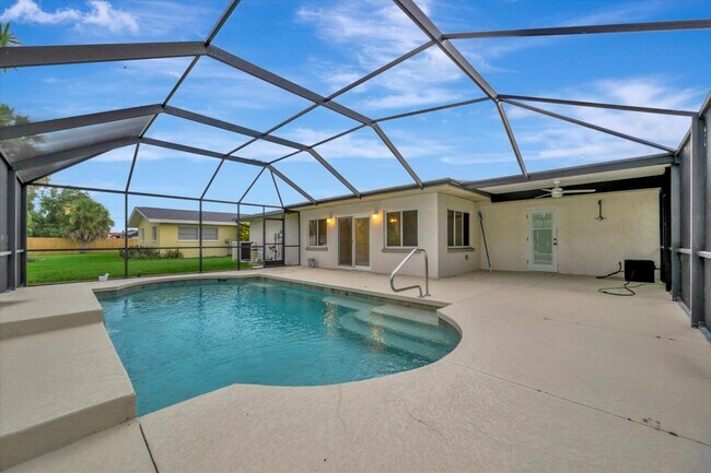 Building Photo - Beautiful 3-Bed / 2 Bath Pool Home in Sara...