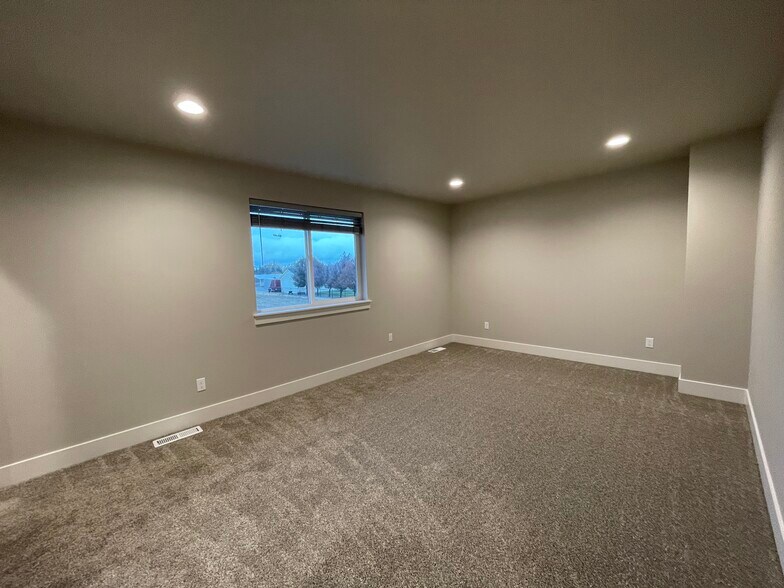 Building Photo - 412 W 1st St