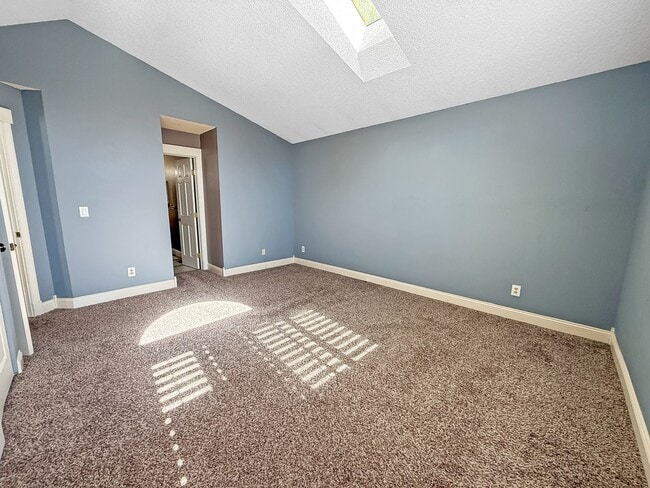 Building Photo - $0 DEPOSIT OPTION. CHARMING TWO-STORY TOWNHOUSE WITH FINISHED BASEMENT, GARAGE, AND HOA AMENITIES...