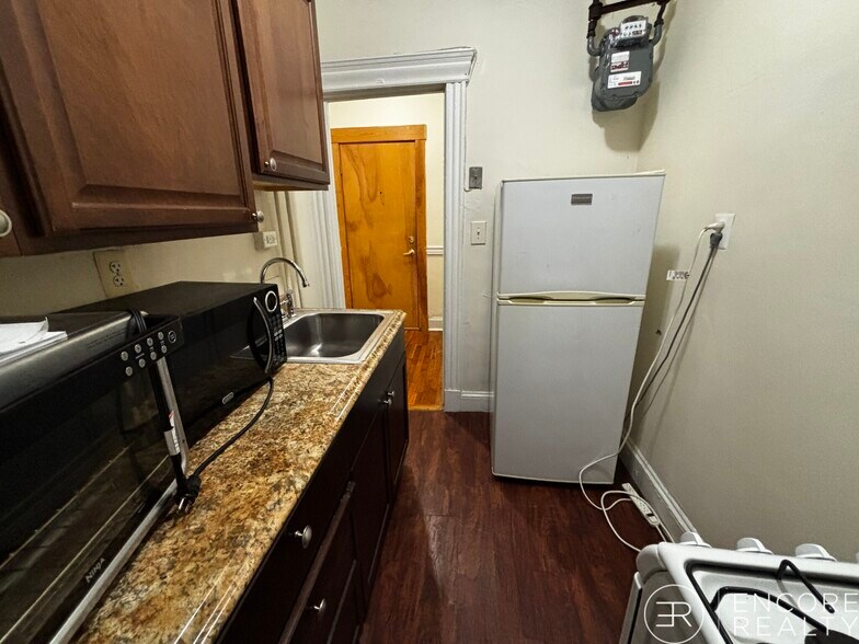 Building Photo - 376 Riverway