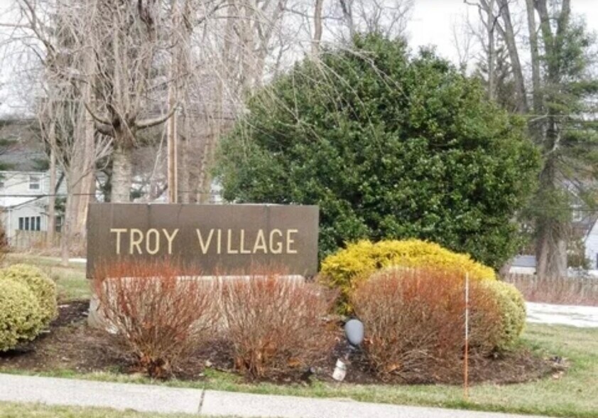 Building Photo - 21 Troy Dr