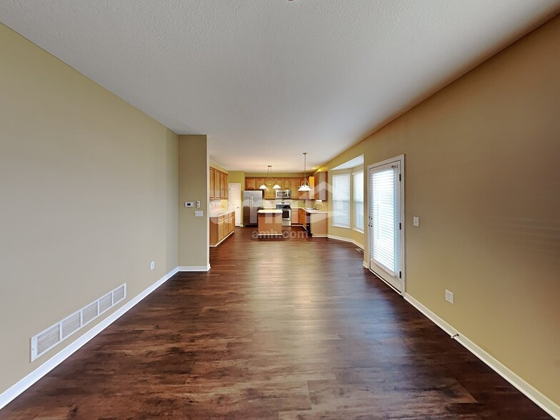 Building Photo - 203 Fox Glen Dr W