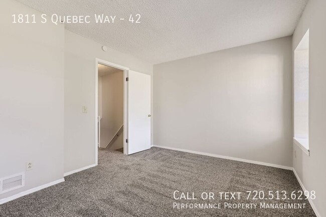 Building Photo - Freshly updated 2 Bed Townhome