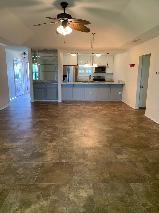 Building Photo - 9595 Villas Dr