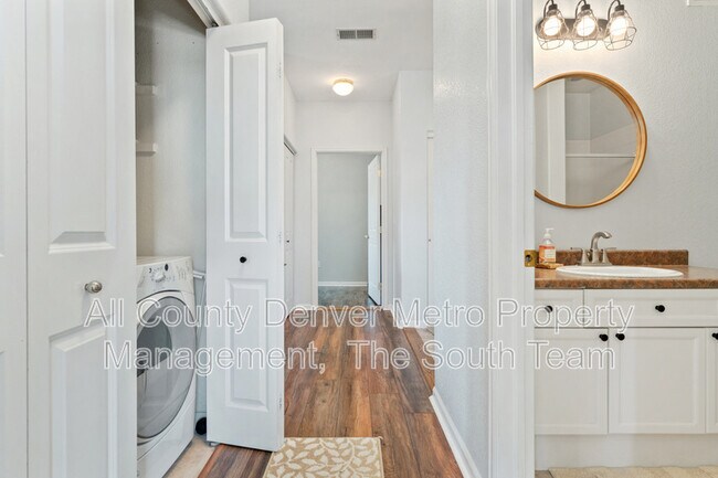 Building Photo - 8427 S Hoyt Way