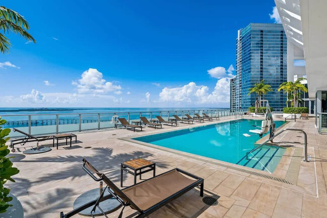 Building Photo - 1300 Brickell Bay Dr