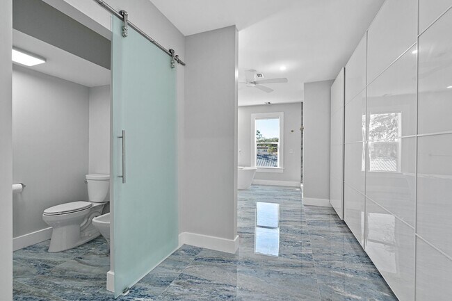 Building Photo - 348 Charlotte St