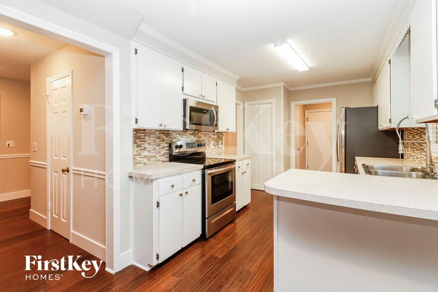Building Photo - 120 Fox Chase Dr