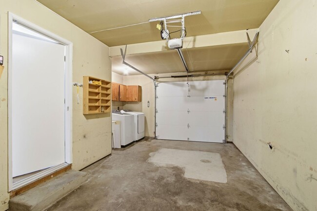 Building Photo - Duplex with 1.5 Bath and One Car Garage