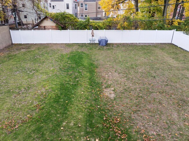 Building Photo - 84 Hollywood Ave