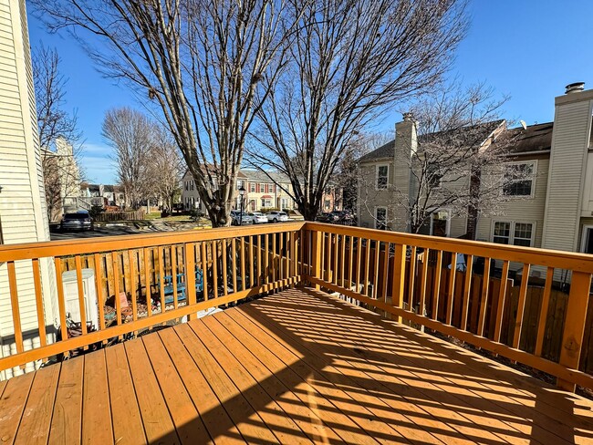 Building Photo - Updated 3 Bed 3.5 Bath Townhome with Deck ...