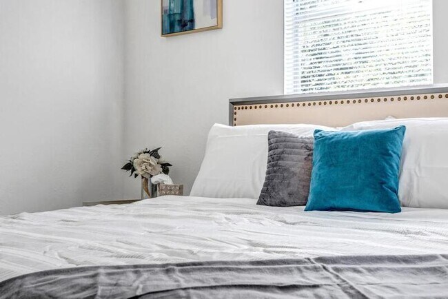 Building Photo - 111 E 1st St