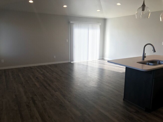 Building Photo - 807 Cathy Dr W