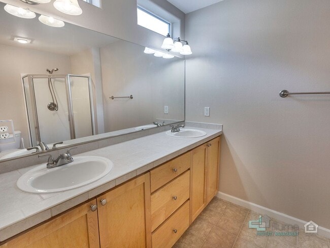 Building Photo - Beautiful 3 Bed/3 Bath Home!