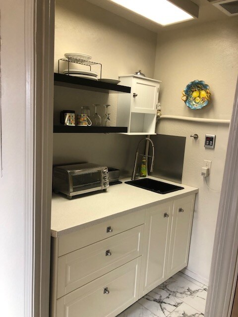 Kitchen/ sink. - 639 Oak Ave