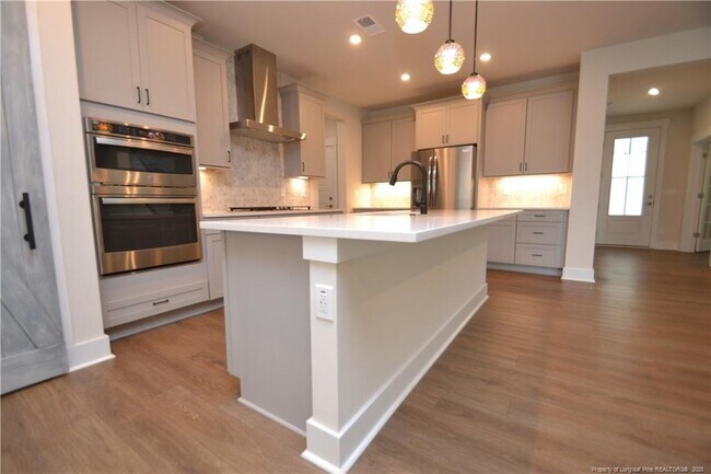 Building Photo - 544 Basin Hl Dr