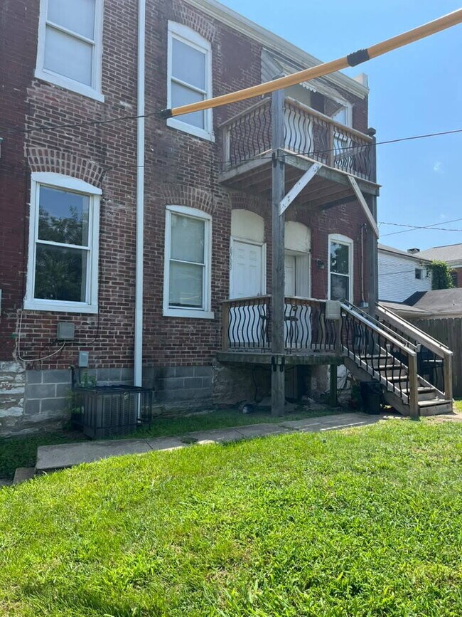 Building Photo - "Charming 4-Bed Duplex in St. Louis City 2nd Floor with Granite Countertops & Gleaming Hardwood F...
