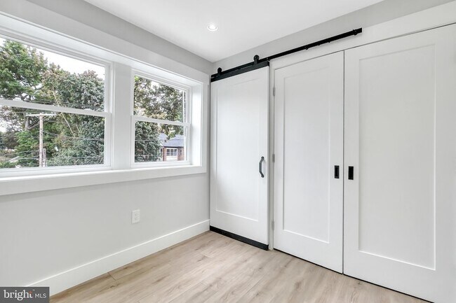 Building Photo - 6903 Dunmanway