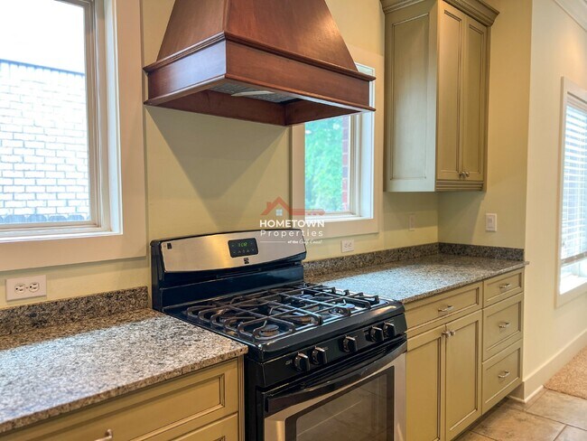 Building Photo - Beautiful 3-Bed Home with Outdoor Kitchen ...