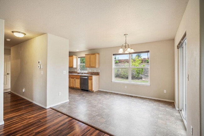 Building Photo - Spacious 3 Bed Home in Southeast Bend