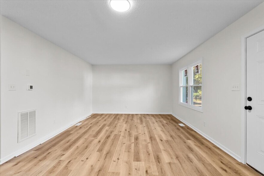 Building Photo - 718 Miles St